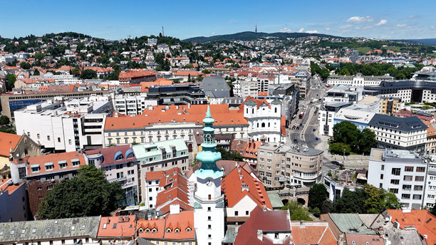 圣迈克尔门和布拉迪斯拉发老城区的无人机照片。图片下载