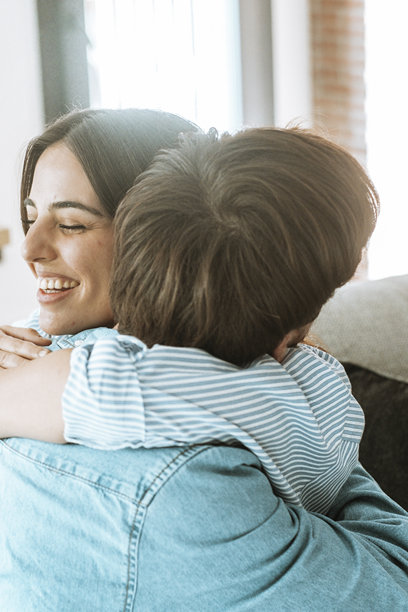 在一个特殊的时刻，一对快乐的年轻夫妇带着幸福的表情拥抱在一起。这张照片捕捉到了周年庆典和接受同居提议时的兴奋，反映了深厚的爱或有趣的友谊图片下载