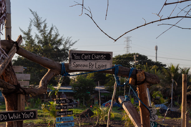 带有励志名言，灵感和想法的木制标志，装饰咖啡馆图片下载