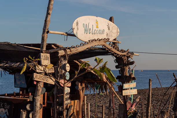 带有励志名言，灵感和想法的木制标志，装饰咖啡馆图片下载