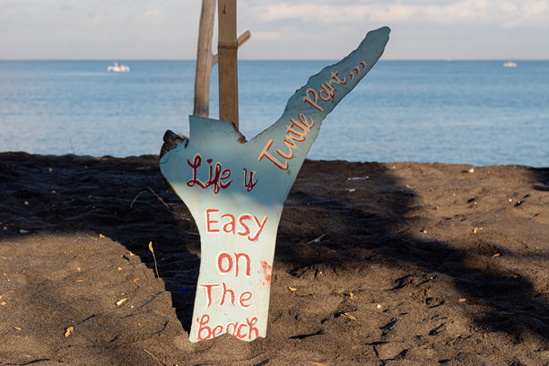 带有励志名言，灵感和想法的木制标志，装饰咖啡馆图片下载
