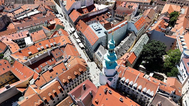 圣迈克尔门和布拉迪斯拉发老城区的无人机照片。图片下载