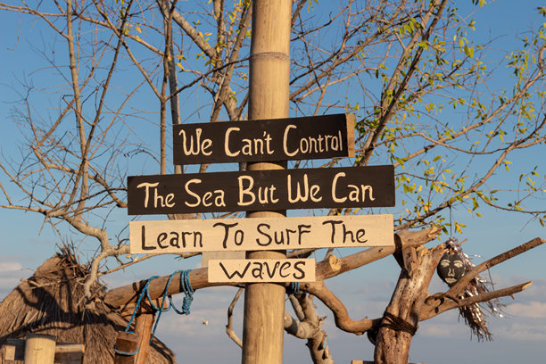 带有励志名言，灵感和想法的木制标志，装饰咖啡馆图片下载