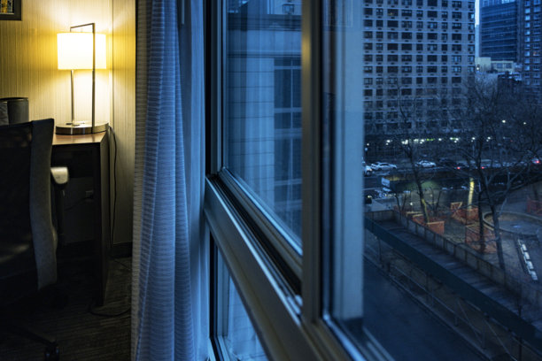 从纽约曼哈顿酒店窗口往下看城市街道图片下载