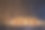 在闪闪发光的背景下，木制积木形成了2025，背景是散焦的节日灯光图片下载