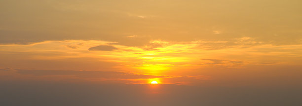 早晨的天空看起来很明亮。宽的照片。日出被各种形状的云装饰着。图片下载