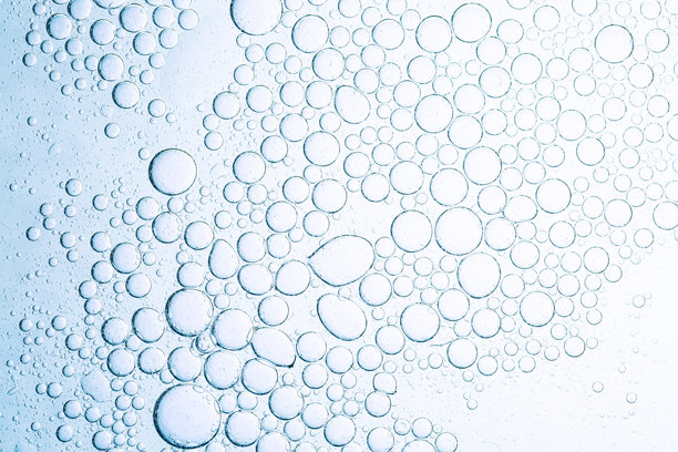 气泡纹理特写，宏观芦荟凝胶精华化妆品纹理蓝色背景与气泡特写。免费的残忍。柠檬草凝胶护肤品。抗菌液图片下载