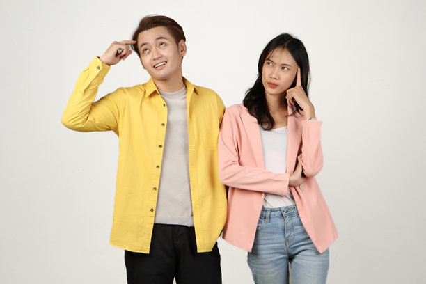 沉思的亚洲印度尼西亚夫妇的肖像，在孤立的背景上有思考的手势图片下载