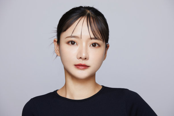 一个年轻的亚洲女人的时髦化妆肖像图片下载