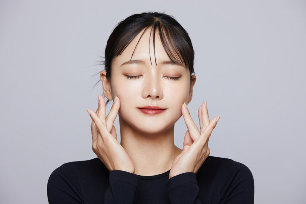 一个年轻的亚洲女人的时髦化妆肖像图片下载