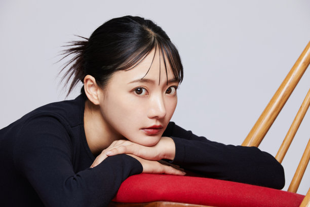 一个年轻的亚洲女人的时髦化妆肖像图片下载