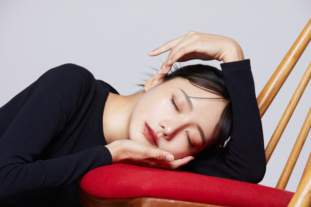 一个年轻的亚洲女人的时髦化妆肖像图片下载