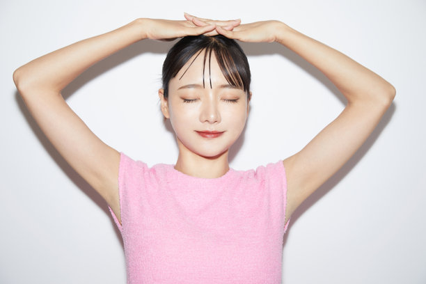 一个年轻的亚洲女人的时髦化妆肖像图片下载