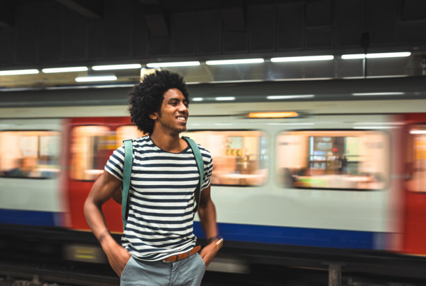 一个非洲人在地铁里等火车图片下载