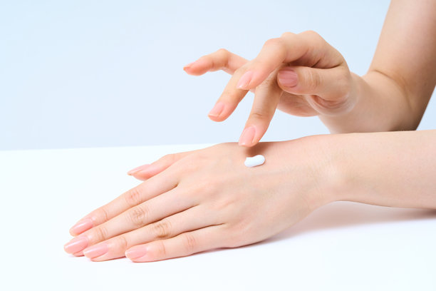 做手部护理的女人的手图片下载