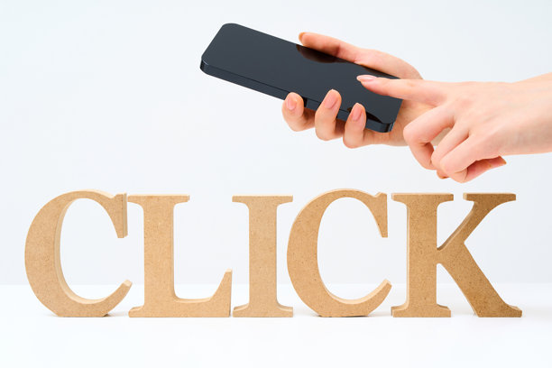 木制字母块，排列着“CLICK”这个词图片下载