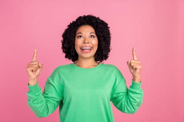 肖像照片的年轻迷人的女人chevelure在绿色时尚运动衫指导手指黑色星期五孤立的粉红色背景图片下载