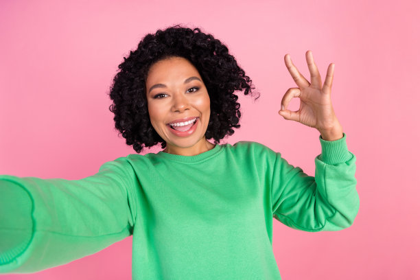 肖像照片的年轻迷人的女人chevelure在绿色时尚运动衫okey标志孤立的粉红色背景图片下载