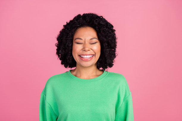 肖像照片的年轻迷人的女人与雪佛兰在绿色时尚运动衫笑非常有趣孤立的粉红色背景图片下载