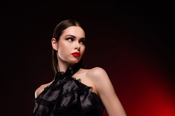 照片的女士与明亮的maquillage穿晚装复古礼服看侧面红色copyspace背景图片下载