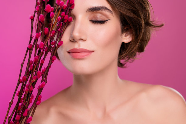 照片中梦幻的女孩肩膀享受柳树束空的空间孤立的霓虹粉色背景图片下载