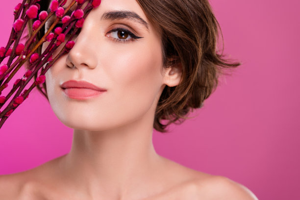 照片的惊人的女士肩膀拿着柳絮花束空空间孤立的霓虹粉红色背景图片下载