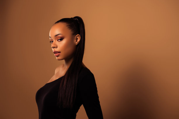 热可爱可爱的健身体操教练站在空旷的地方，米色背景孤立的照片图片下载