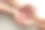 父母的手掌。父亲和母亲用白色的毯子抱着新生儿的脚，白色的背景。新生儿的脚握在父母手中。脚，脚跟和脚趾的照片图片下载