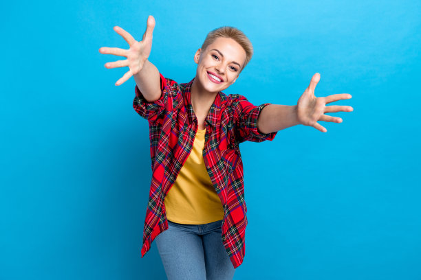 照片有趣的华丽好心情可爱的女孩与短发型穿着红衬衫拉手你孤立的蓝色背景图片下载