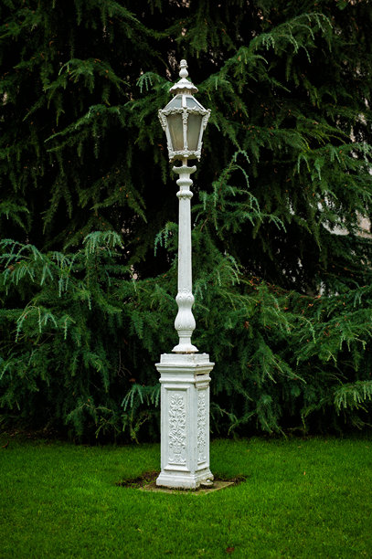 华丽的维多利亚式灯笼为户外花园增添了质朴的魅力图片下载