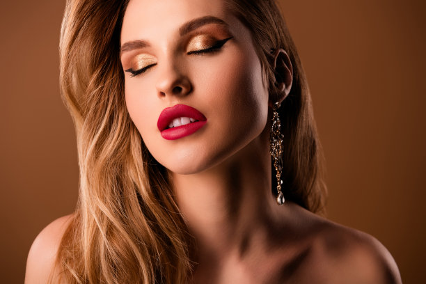 近距离照片华丽的年轻模特女孩闭上眼睛，肩膀孤立的米色背景图片下载