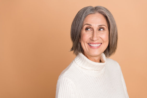 照片肖像开朗的微笑迷人的高级夫人穿白色温暖清新的冬季看起来空的空间提供孤立的米色背景图片下载