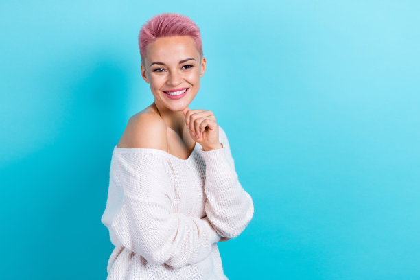 照片正面温柔的女士手脸穿白色时髦的春季系列毛衣空白空间孤立在蓝色的背景图片下载