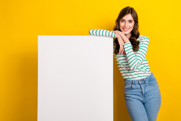 照片积极可爱的漂亮开朗的女人卷发的发型条纹衬衫靠在白色墙上的海报孤立的黄色背景图片下载