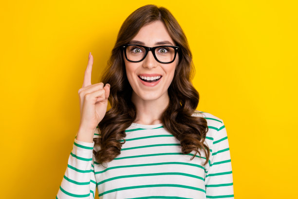 照片肖像有趣迷人的女人棕色卷发指着手指天才聪明的尤里卡决定孤立的黄色背景图片下载
