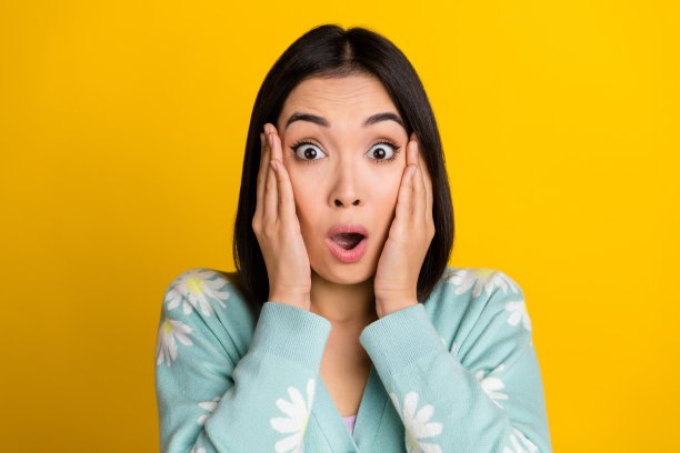震惊的omg反应张开嘴女孩的照片肖像中国人触摸脸颊意外的疯狂宣布孤立在黄色背景图片下载