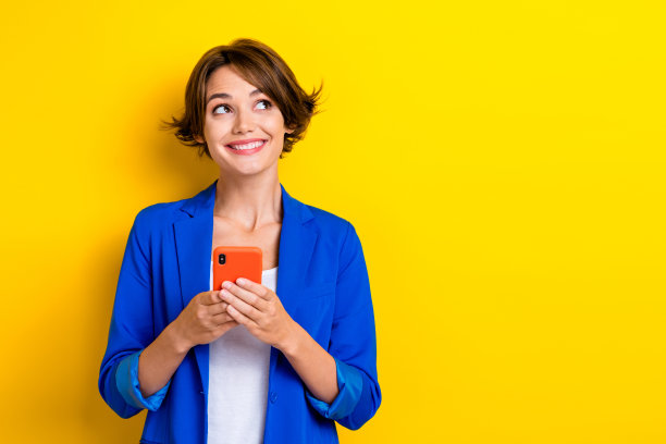 梦幻商务女士的照片使用现代科技手机梦幻新苹果模型销售孤立鲜艳的色彩背景图片下载