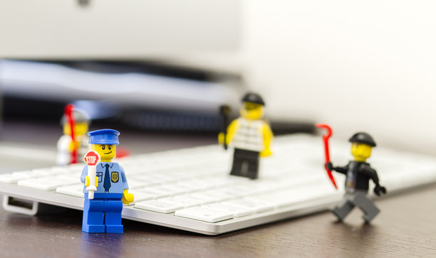 苹果电脑键盘上的乐高迷你人偶小偷图片下载