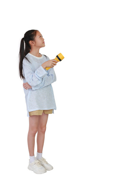 亚洲女孩拿着手电筒，在白色背景上的空地上发光。孩子和发现的概念。全身照片与剪辑路径。图片下载