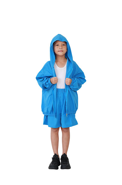 一个6岁的亚洲小男孩，戴着蓝色的头巾和衣服，孤立地站在白色的背景上。全身照片与剪辑路径。图片下载
