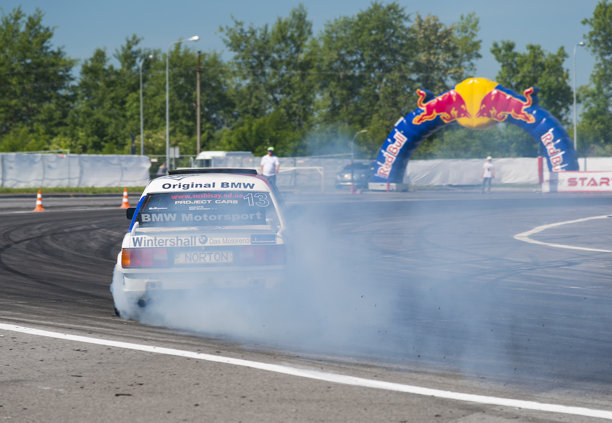 漂移汽车品牌宝马克服转弯赛道图片下载