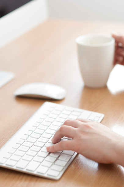 在苹果iMac电脑上工作。图片下载