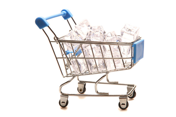 一辆白色背景的装满冰块的购物车。侧视图。图片下载