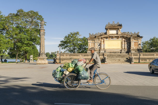 黄包车司机用他的车运送蔬菜图片下载