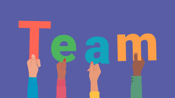 同事们举着TEAM字样的手。平面设计插图。员工是不同种族背景的男性和女性。图片下载