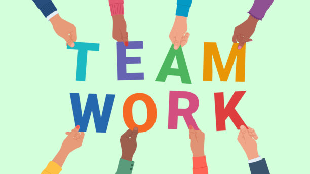 同事的手拿着铭文的字母团队工作。平面设计插图。员工是不同种族的男性和女性。图片下载