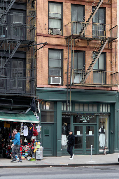 纽约唐人街服装店外的城市街景图片下载