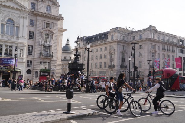 游客在伦敦威斯敏斯特市皮卡迪利广场的爱神雕塑(沙夫茨伯里纪念喷泉)周围图片下载