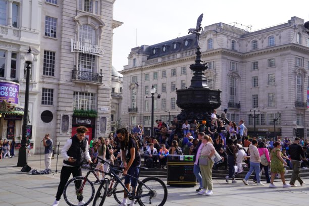 游客在伦敦威斯敏斯特市皮卡迪利广场的爱神雕塑(沙夫茨伯里纪念喷泉)周围图片下载