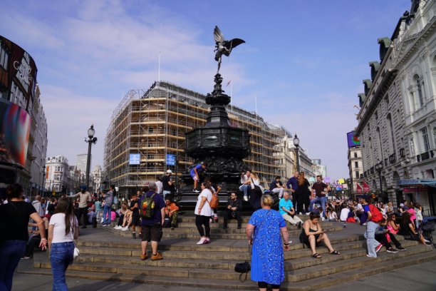 游客在伦敦威斯敏斯特市皮卡迪利广场的爱神雕塑(沙夫茨伯里纪念喷泉)周围图片下载